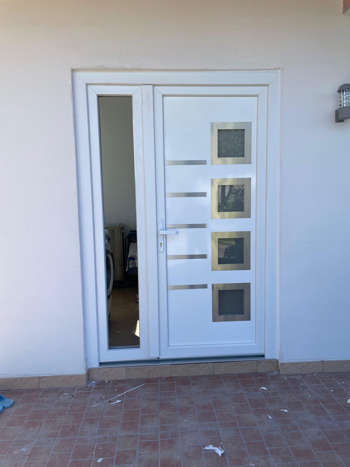 Derë hyrëse e bardhë me xhama drejtkëndorë