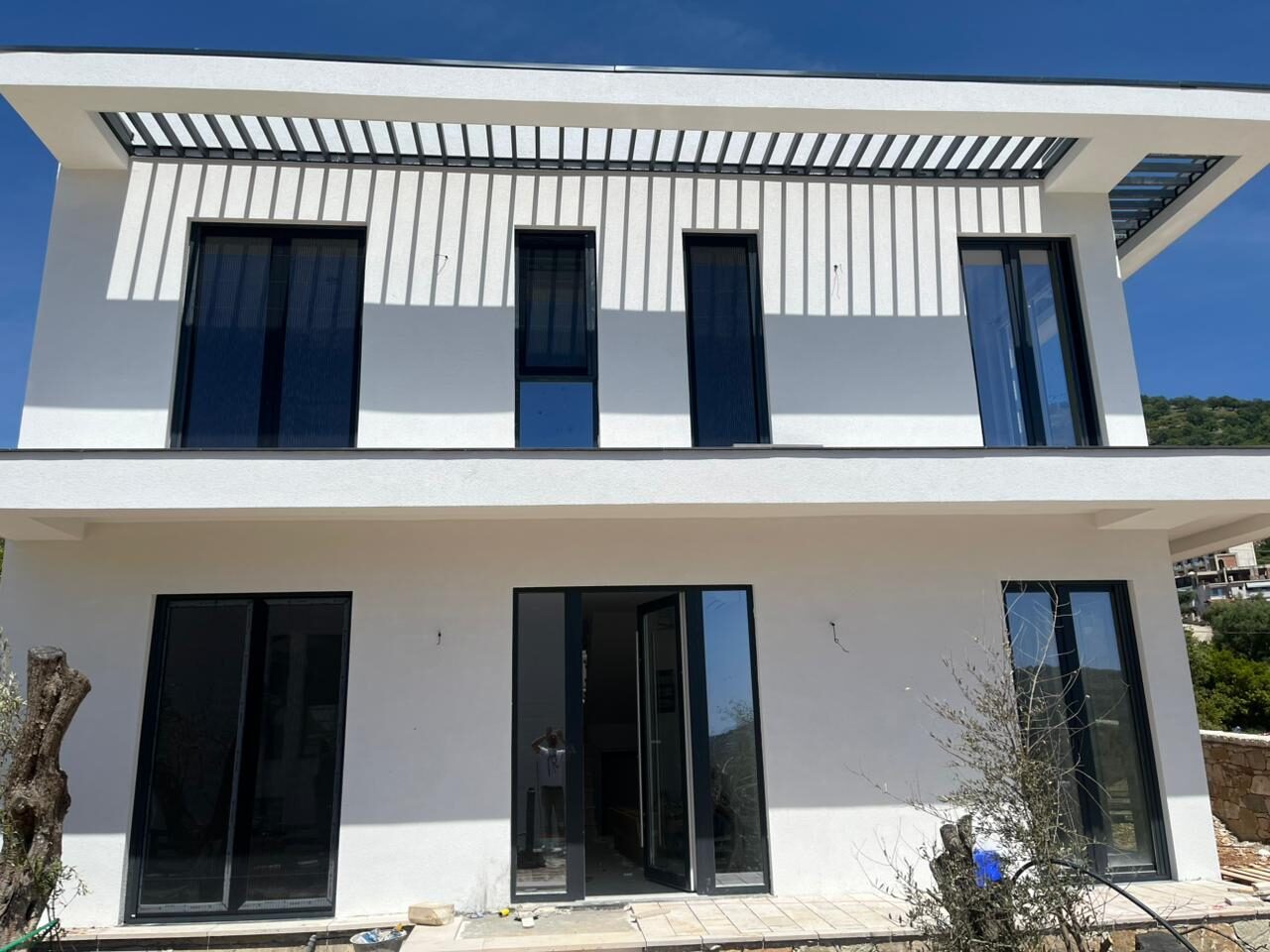 Vilë me pergola dhe dyer rrëshqitëse alumini
